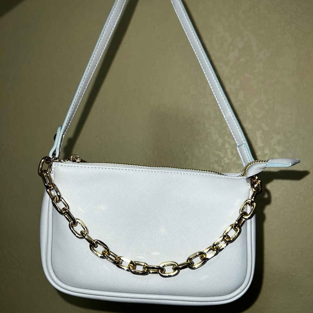 Light blue shoulder bag with gold chain